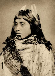 Maori tjej med moko haka